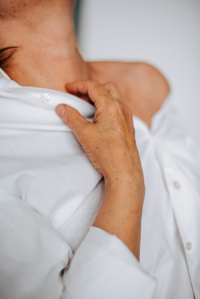 Why Does My Chest Hurt When I Eat? guide to acid reflux, esophageal irritation, digestive conditions, food triggers, chest pain, and warning signs.