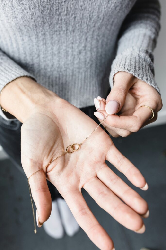 How to Get a Knot Out of a Necklace guide to gentle untangling, chain handling, knot loosening, useful tools, jewelry protection, and prevention.