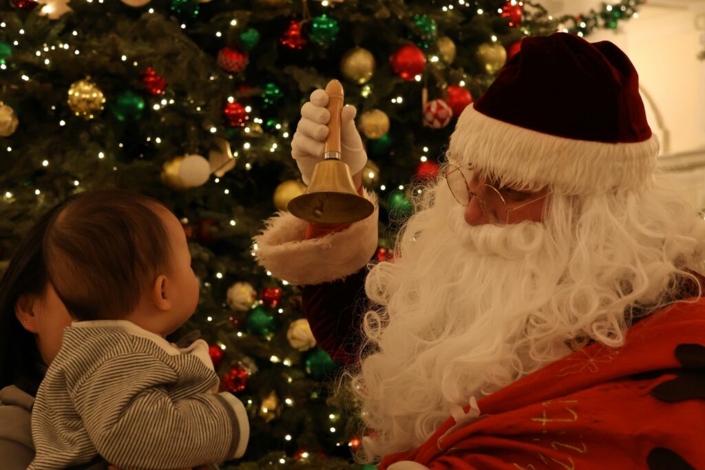 Lyrics to “I Saw Mommy Kissing Santa Claus” guide to songwriter history, original recording, Christmas tradition, song meaning, memorable performances, and legacy.